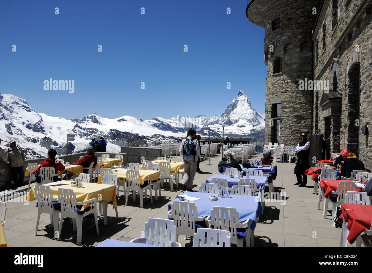 Terrasse und Restaurant Tabellen mit Hintergrund-Blick auf den berühmten Zermatt Berg in der Schweiz. Stockfoto