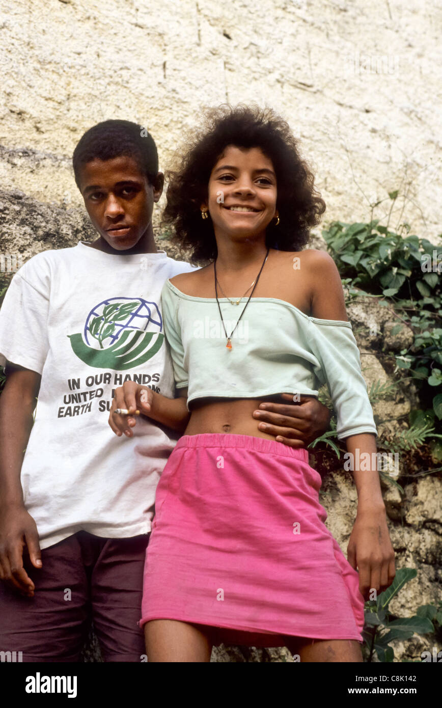 Rio De Janeiro, Brasilien. Favela Elendsviertel; Teenager tragen Earth Summit T-shirt und Mädchen hält eine Zigarette. Stockfoto