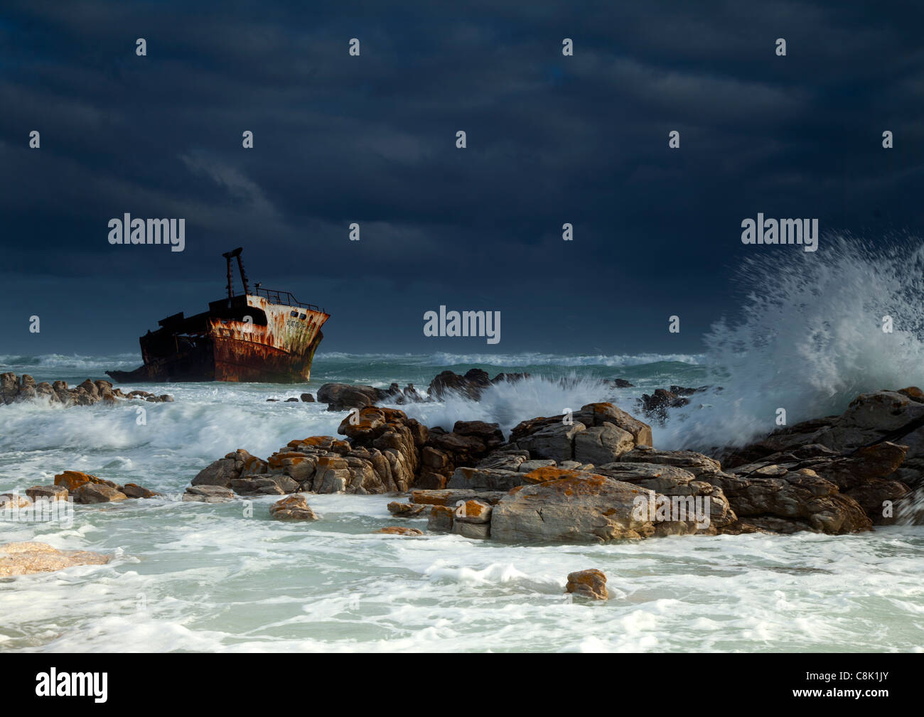Das japanische Wrack der Meisho Maru, ein Fischereifahrzeug, das lief in Bay Agulhas, Südafrika Stockfoto
