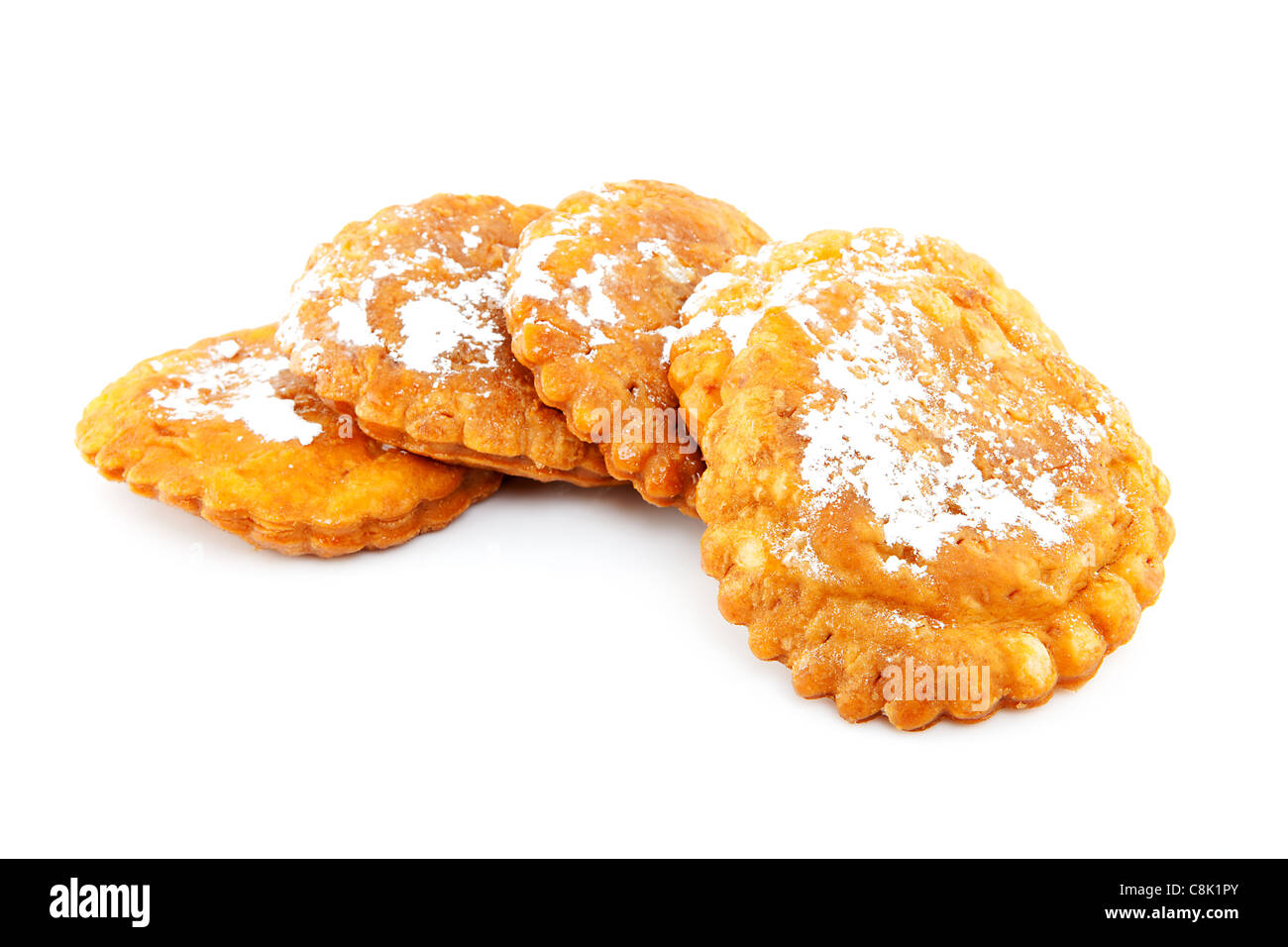 Vier frische nach Hause gebackene Appelflappen (Apfel Krapfen), typisch niederländisches Essen an Silvester. isoliert auf weißem Hintergrund Stockfoto