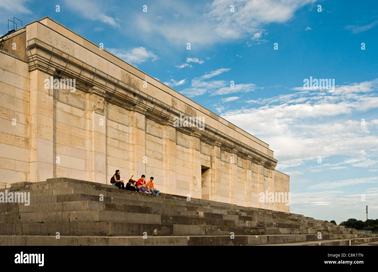 Zeppelin-Feld (Zeppelinfeld)-Tribüne auf Nazi Party Rally Grounds (Reichsparteitagsgelände) in Nürnberg (Nürnberg), Deutschland Stockfoto