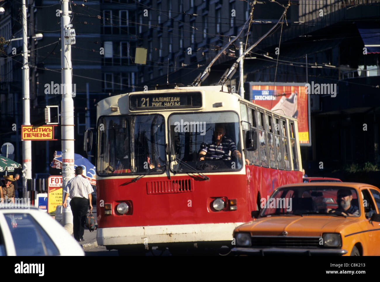 Belgrad, Serbien, Jugoslawien. Verkehr; Menschen, die mit den öffentlichen Verkehrsmitteln; Obus; Autos. Stockfoto