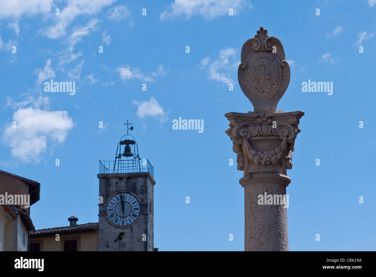 Denkmal-Spalte im Vordergrund und Uhr/Bell Tower im Hintergrund in Chianciano Terme, Umbrien, Italien. Stockfoto