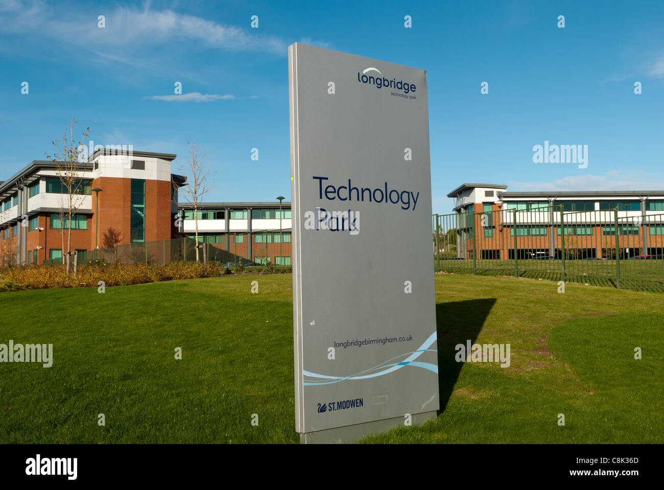 Schild am Eingang zum Longbridge Technologie Park auf dem Gelände der ehemaligen British Leyland-Fabrik in Birmingham, West Midlands Stockfoto