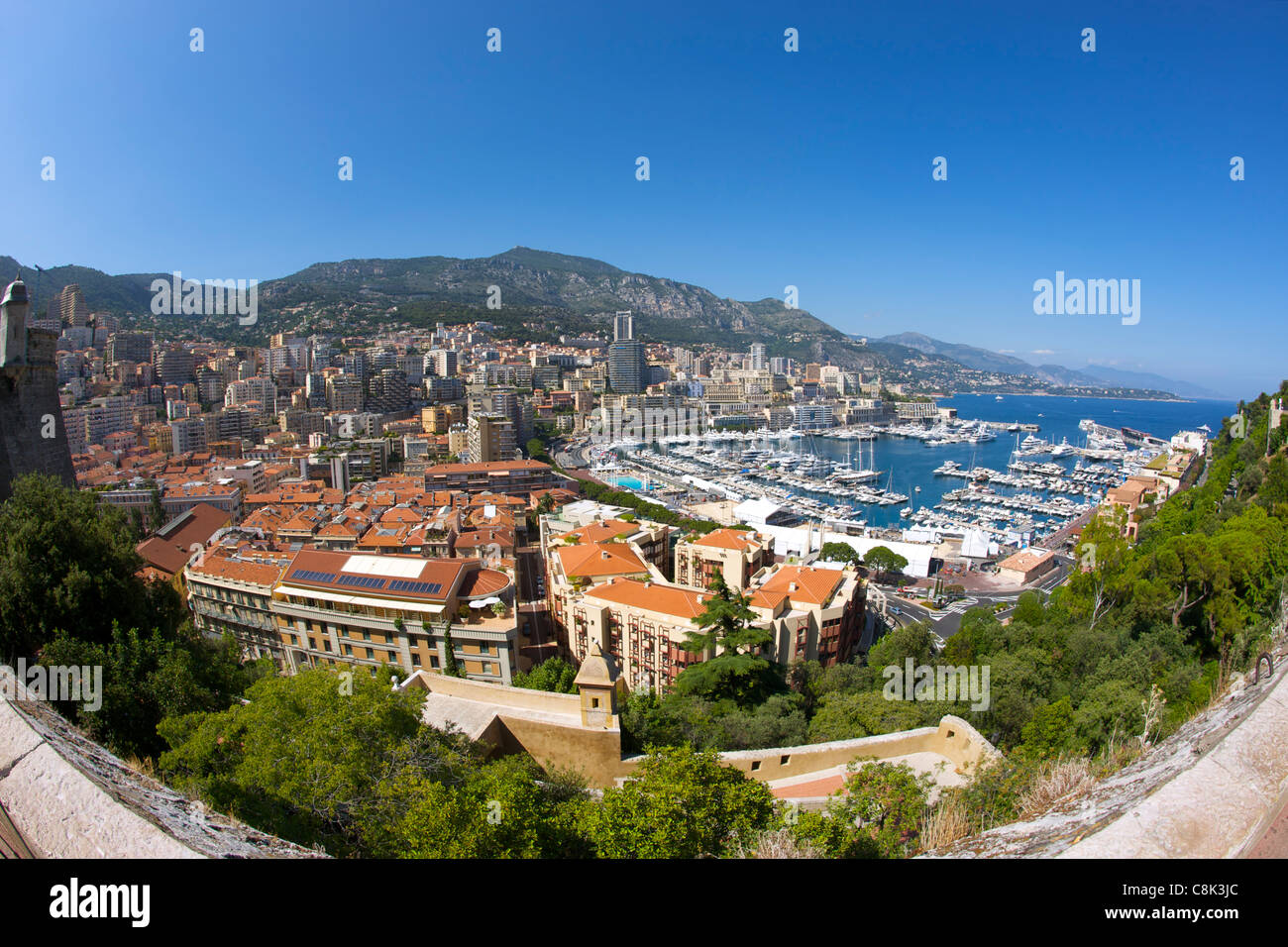Blick auf Port Hercule und die Stadt und Fürstentum Monaco an der französischen Riviera entlang der Mittelmeerküste. Stockfoto