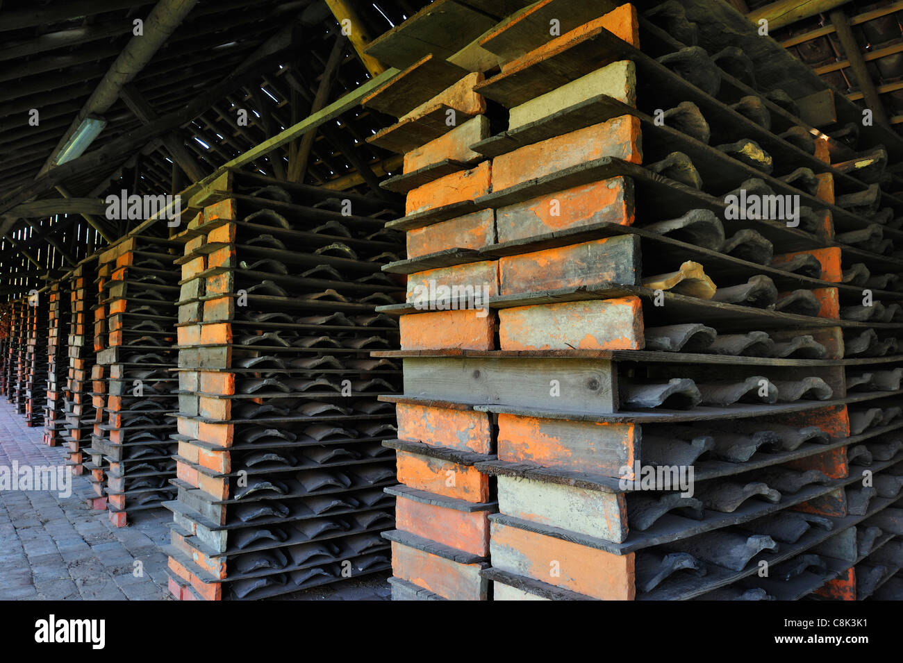 Trocknung Hof mit Dachziegeln in Racks in Ziegeleien, Boom, Belgien Stockfoto