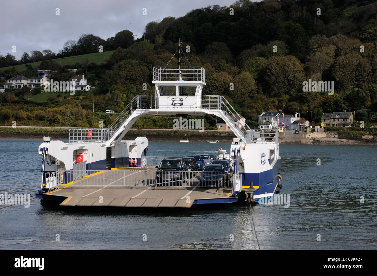 Je höher der Fähre einer Roro Fahrzeug Passagierfähre überqueren den Fluss Dart bei Dartmouth South Devon England UK Stockfoto