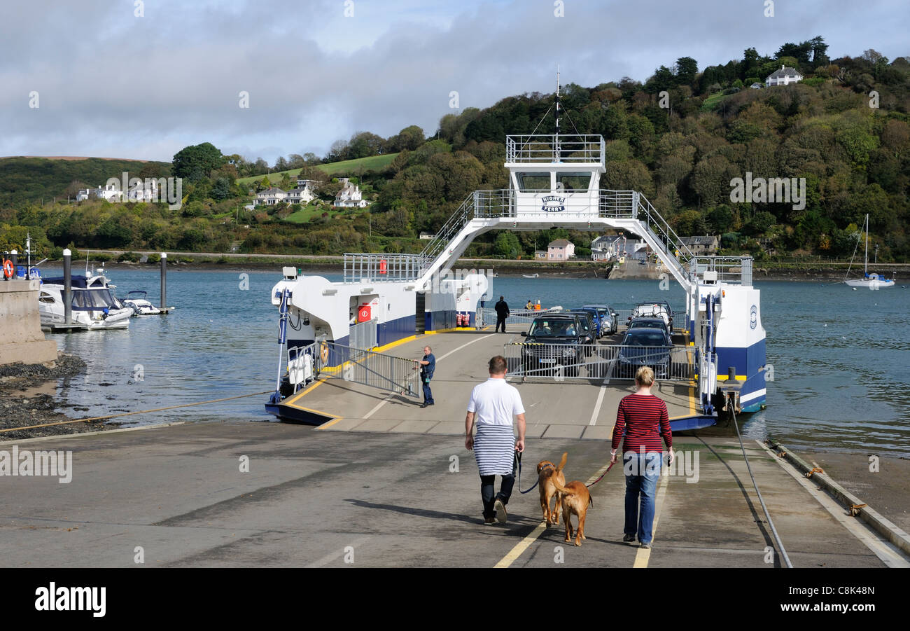 Je höher der Fähre einer Roro Fahrzeug Passagierfähre durchquert der Fluss Dart bei Dartmouth South Devon England UK Stockfoto