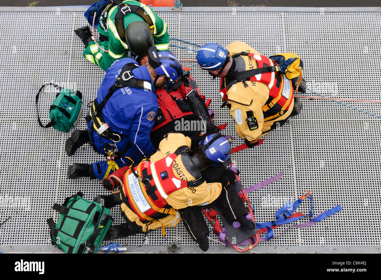 Sanitäter und Küstenwache zeigen eine Rettung Vorgehensweise während des Starts von Nordirland Ambulance Service (NIAS) gefährlichen Bereich Response Team (HART). BELFAST 26.10.2011 Stockfoto