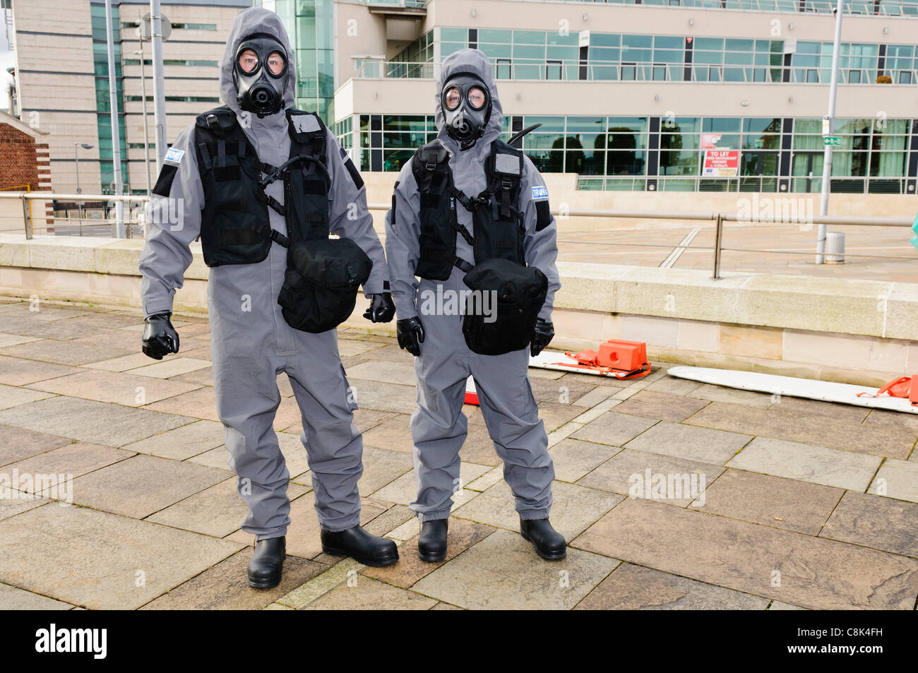 Polizisten tragen schnell Don schützende passt für chemische, biologische Strahlung und nukleare (CBRN) Schutz während des Starts von Nordirland gefährlichen Bereich Response Team (HART). Stockfoto