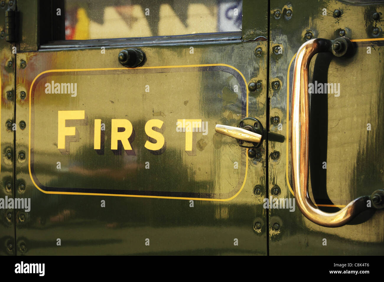 First class Zeichen auf eine alte Eisenbahn Wagen Tür am Bluebell Railway, Sussex, England. Stockfoto