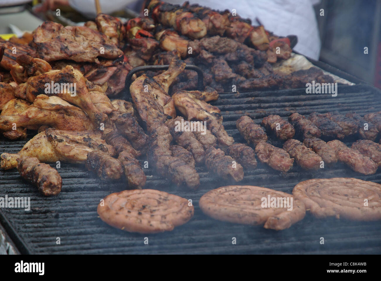 traditionelle gemischte Fleisch auf dem Grill, Bukarest, Rumänien Stockfoto