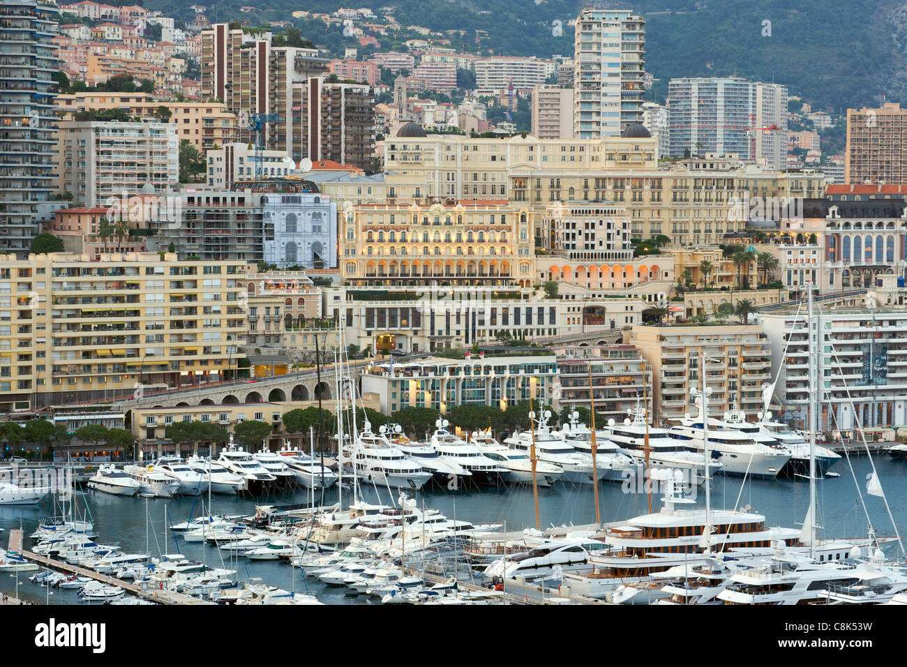 Yachten und Segelboote im Port Hercule in das unabhängige Fürstentum von Monaco an der französischen Riviera (Mittelmeerküste). Stockfoto