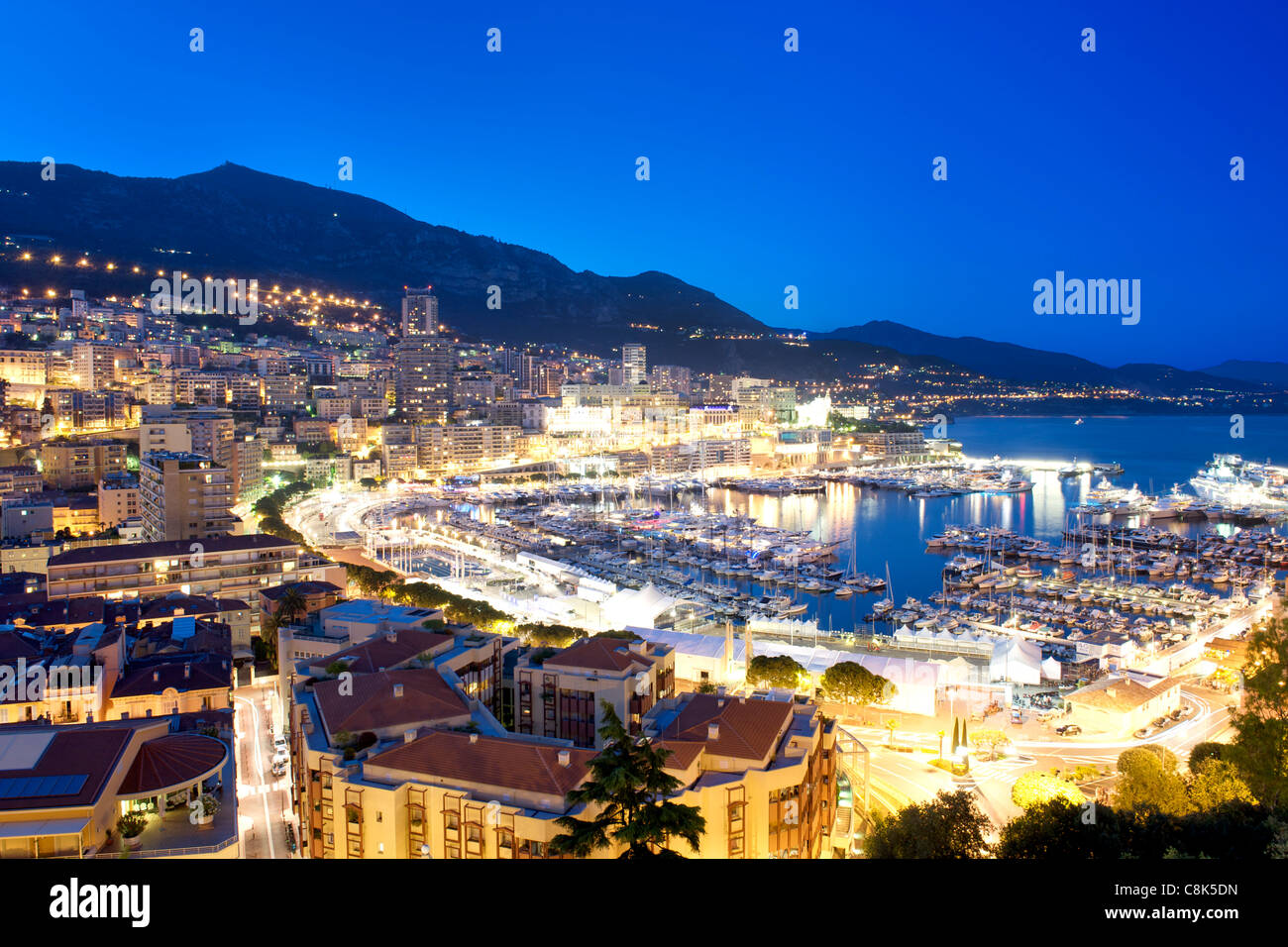 Abenddämmerung Blick auf Port Hercule und die Stadt und Fürstentum Monaco an der französischen Riviera entlang der Mittelmeerküste. Stockfoto