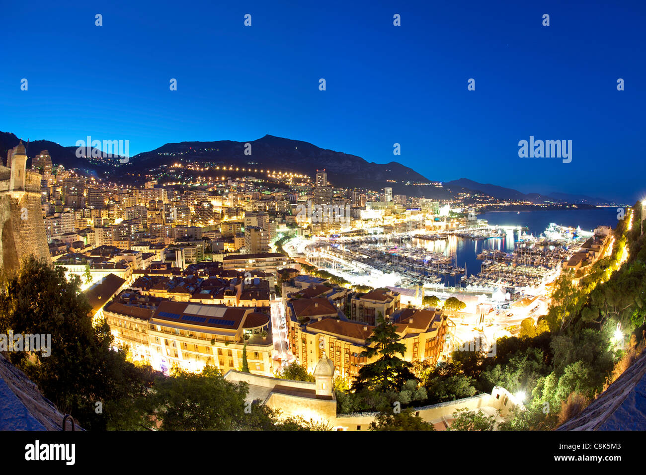 Abenddämmerung Blick auf Port Hercule und die Stadt und Fürstentum Monaco an der französischen Riviera entlang der Mittelmeerküste. Stockfoto