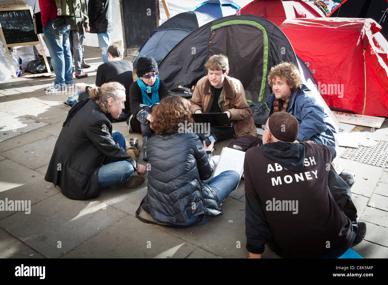 Antikapitalistischer Demonstranten außerhalb St. Pauls Cathedral, London, Oktober 2011. Stockfoto