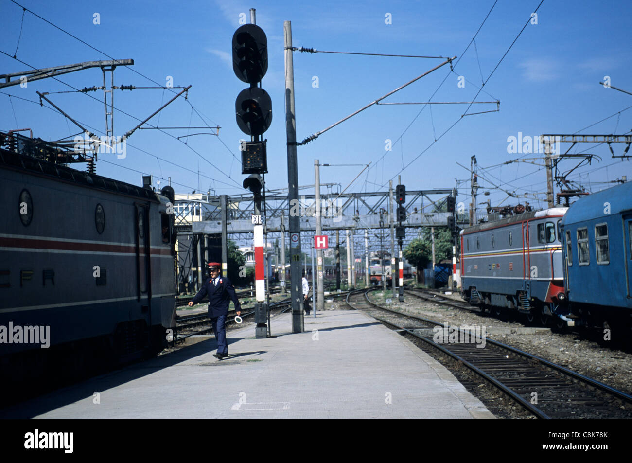 Bukarest, Rumänien. Gara de Nord Bahnhof; elektrische Lokomotiven, Wache auf Plattform. Stockfoto