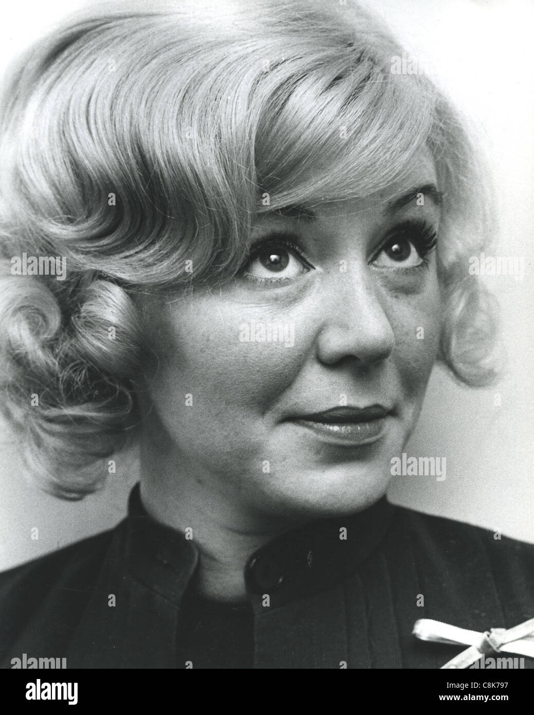 Englische Pop-Sängerin KATHY KIRBY (1938 – 2011) auf Ready, Steady, Go im November 1963. Foto Tony Gale Stockfoto