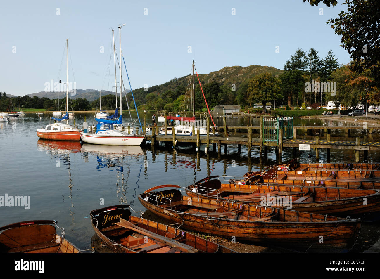 Boote und Stege an Waterhead Ambleside Lake District Stockfoto