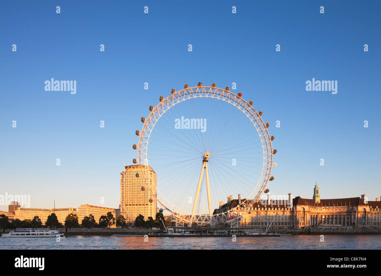 London Eye, Themse und Southbank im Abendlicht; London; England Stockfoto
