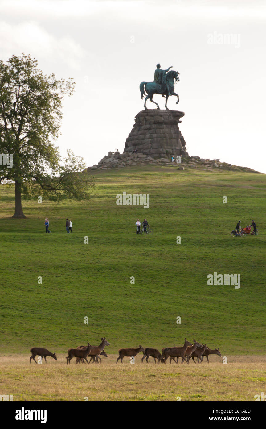 Das Kupfer-Pferd, eine Statue von George III auf dem Pferderücken auf Snow-Hill, Windsor Great Park. Eine Herde von Hirschen. Gruppen von Menschen zu Fuß Stockfoto