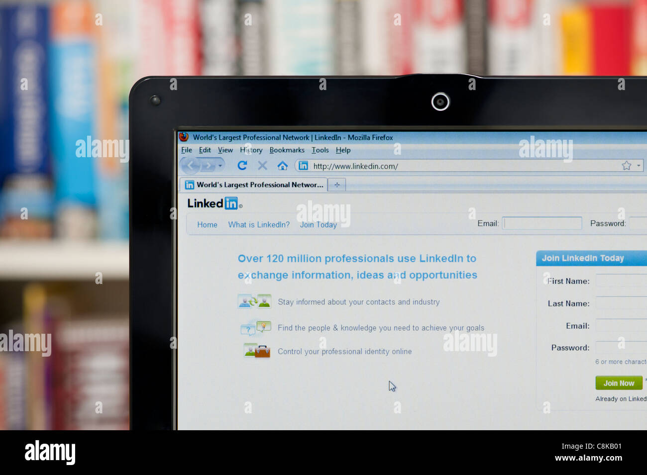 Die LinkedIn Webseite erschossen vor einem Bücherregal-Hintergrund (nur zur redaktionellen Verwendung: print, TV, e-Book und redaktionelle Webseite). Stockfoto