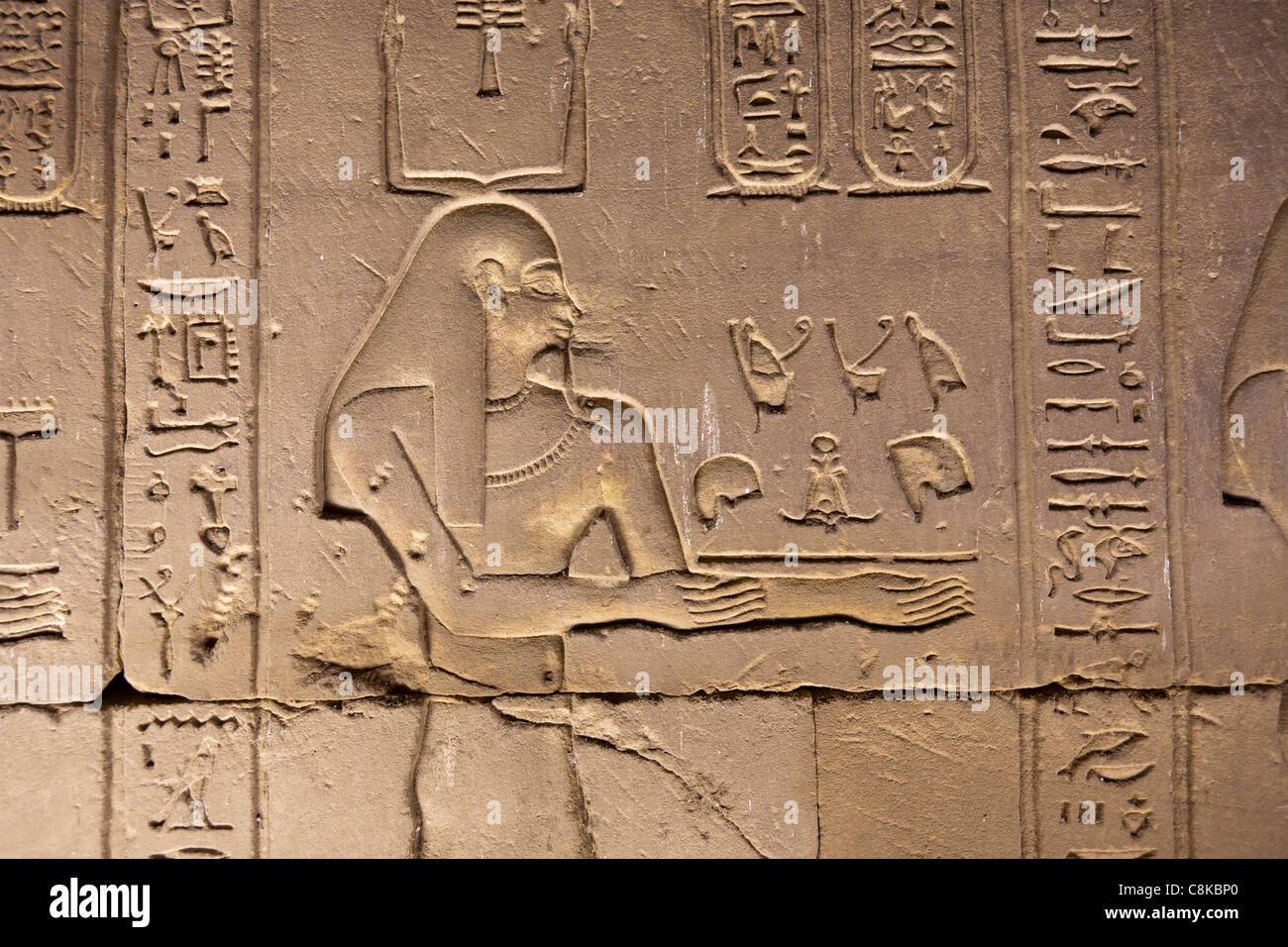 Detail der humanitären Arbeit zeigen Könige Kronen von Ober- und Unterägypten in der Tempel des Horus in Edfu Oberägypten Stockfoto