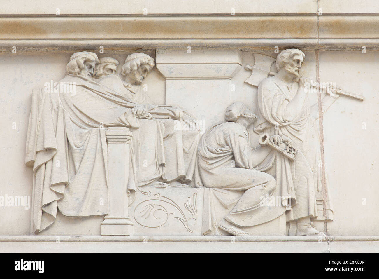 Detail einer Sandstein Fries auf dem ehemaligen Sheriff Court Gebäude in der Merchant City auf Wilson Street, Glasgow, Schottland, Großbritannien Stockfoto