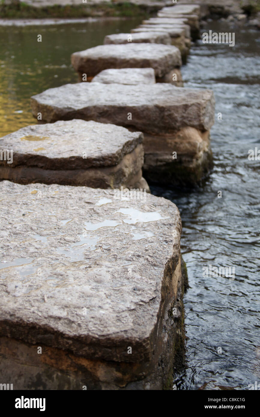 Die berühmten Stepping Stones auf der anderen Flussseite in Dovedale Stockfoto