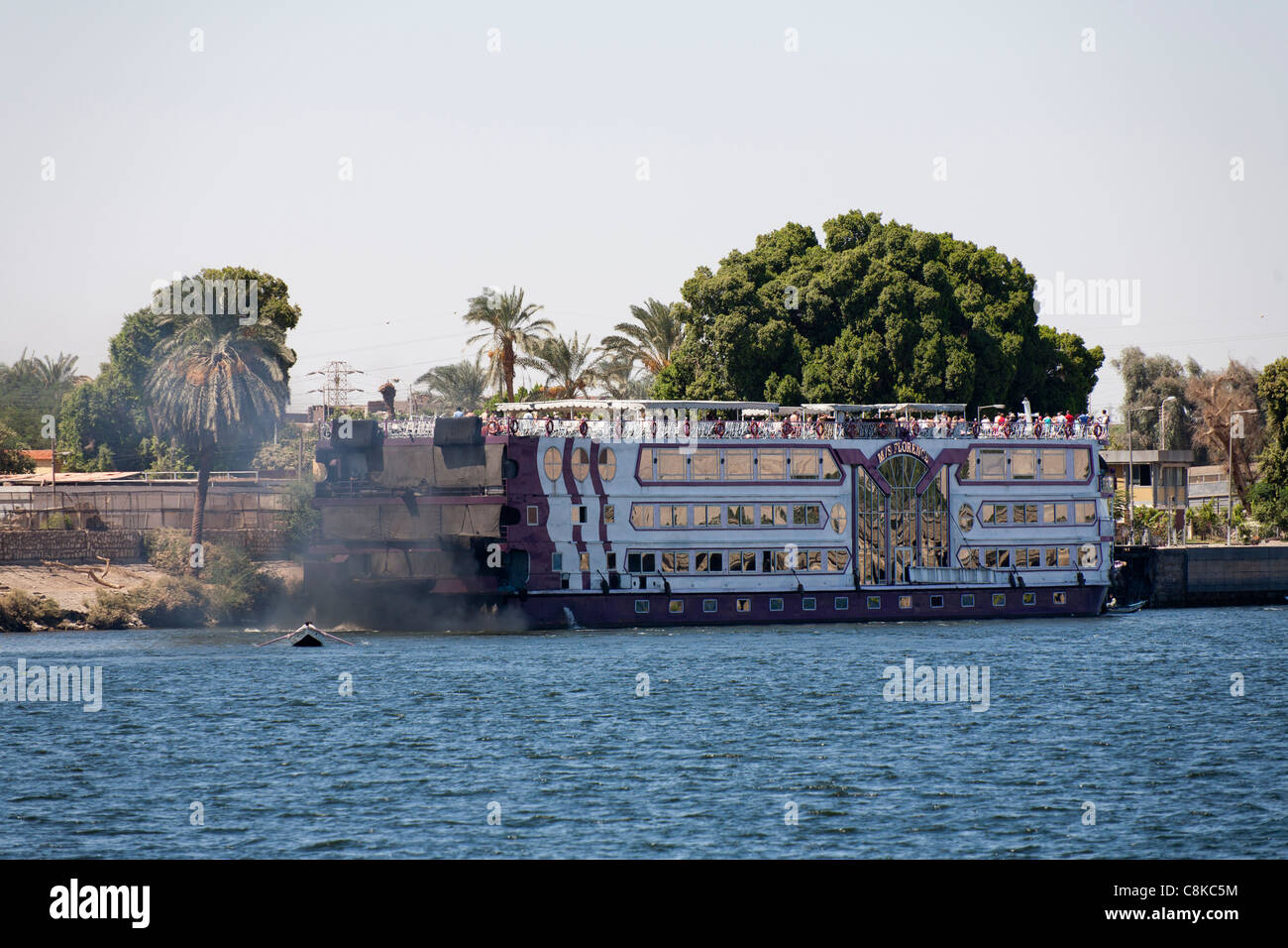 Nil-Kreuzfahrt Boot für Esna Schleuse Ägypten zeigt Rauchen verschmutzt stern Schlange Stockfoto