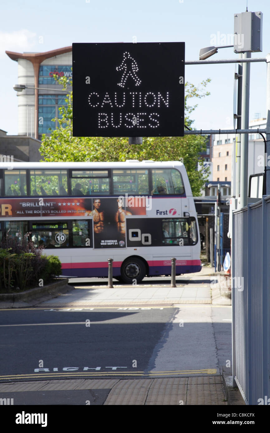 Bus Warnschild für Fußgänger, Großbritannien Stockfoto