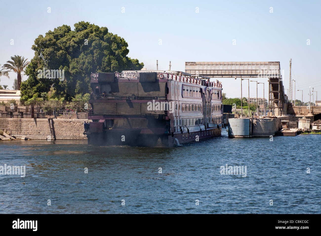 Nil-Kreuzfahrt Boot für Esna Schleuse Ägypten zeigt Rauchen verschmutzt stern Schlange Stockfoto