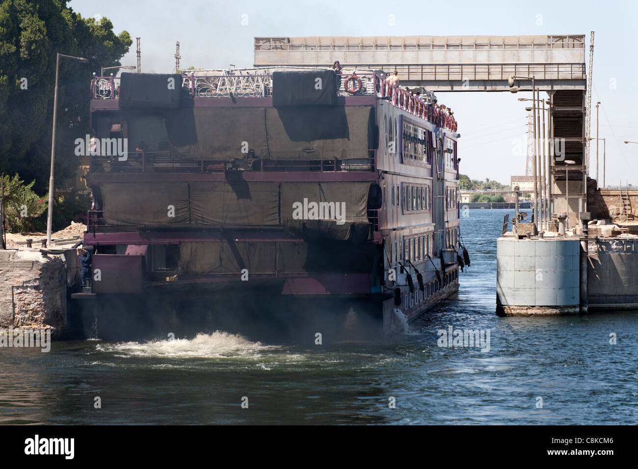 Rauchen verschmutzten Heck eine Nil Kreuzfahrt Boot vorbei durch Esna Schleuse Ägypten Stockfoto