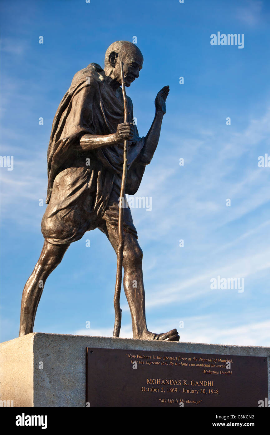 Bronzestatue von Mohandas (Mahatma) Gandhi (1869-1948) am Ferry Terminal Building, San Francisco Kalifornien, USA Stockfoto