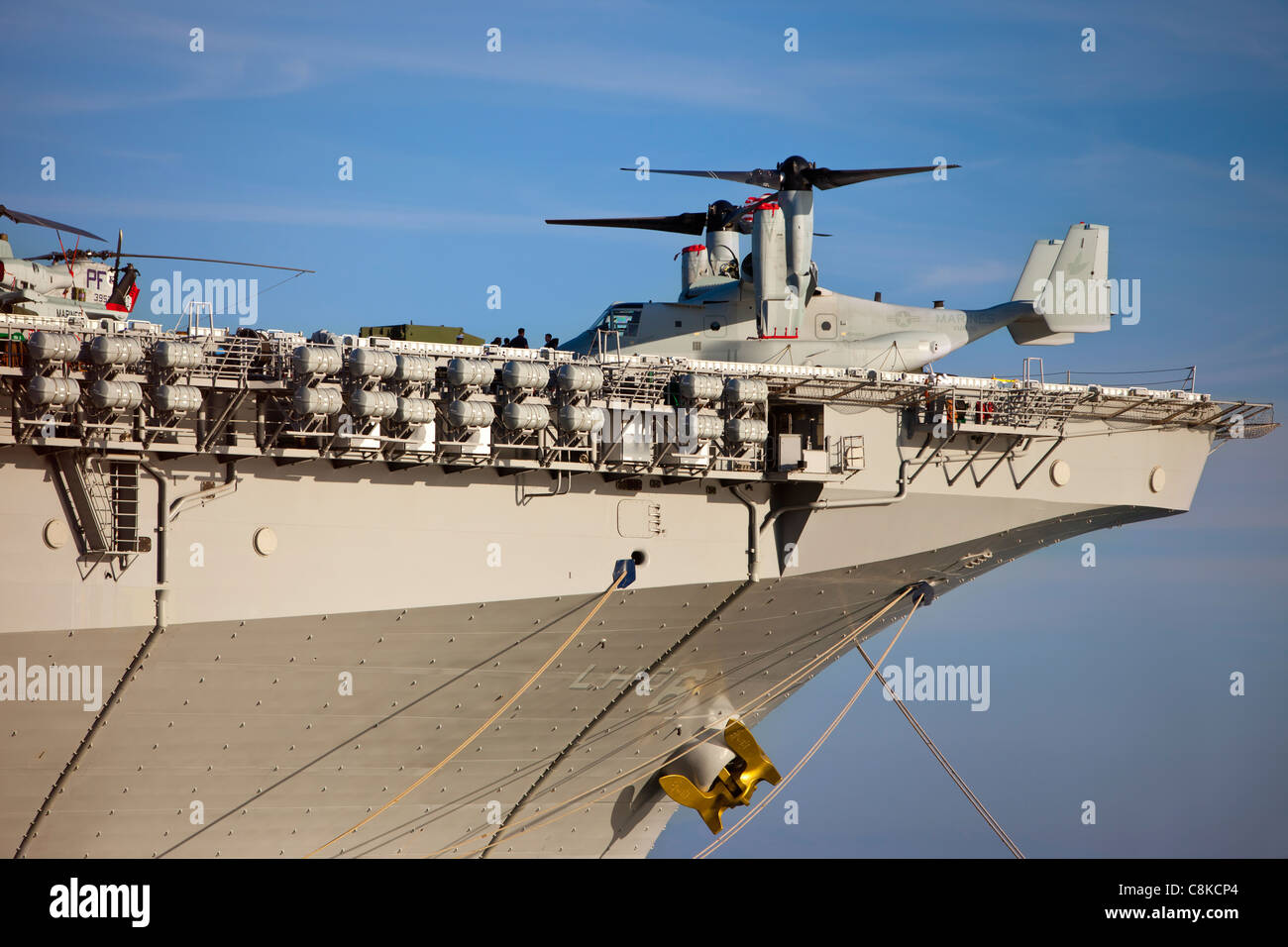 Bug of Vertical Landung/Start Carrier USS Bon Homme Richard mit MV-22B Osprey Flugzeug an Bord, San Francisco, Kalifornien, USA Stockfoto
