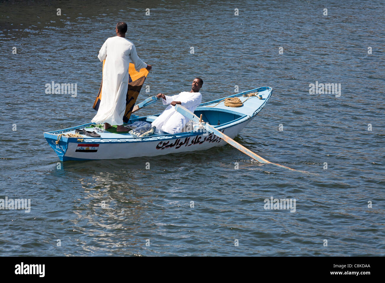 Zwei Markthändler Rudern auf einem Nil-Kreuzfahrtschiff an Touristen in Esna Schleuse Ägypten verkaufen Stockfoto