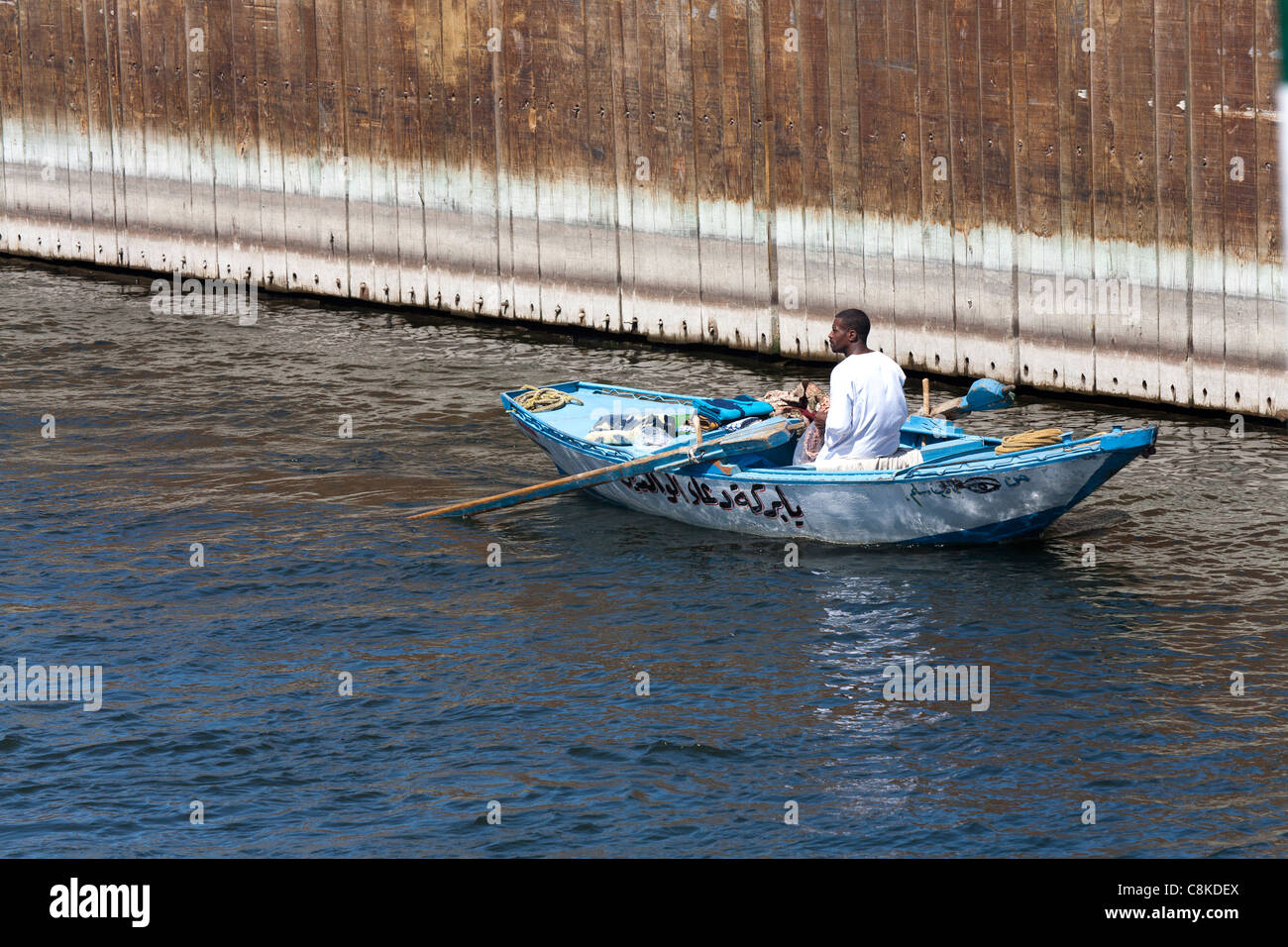 Ein Markt-Händler Rudern auf einem Nil Kreuzfahrt Boot an Touristen in Esna Schleuse Ägypten verkaufen Stockfoto