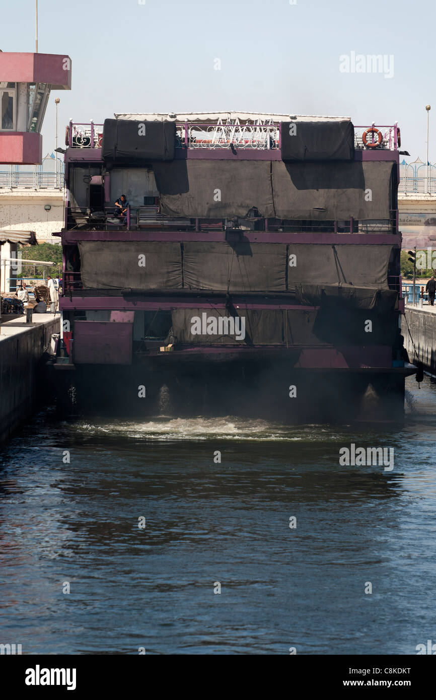 Rauchen verschmutzten Heck eine Nil Kreuzfahrt Boot vorbei durch Esna Schleuse Ägypten Stockfoto
