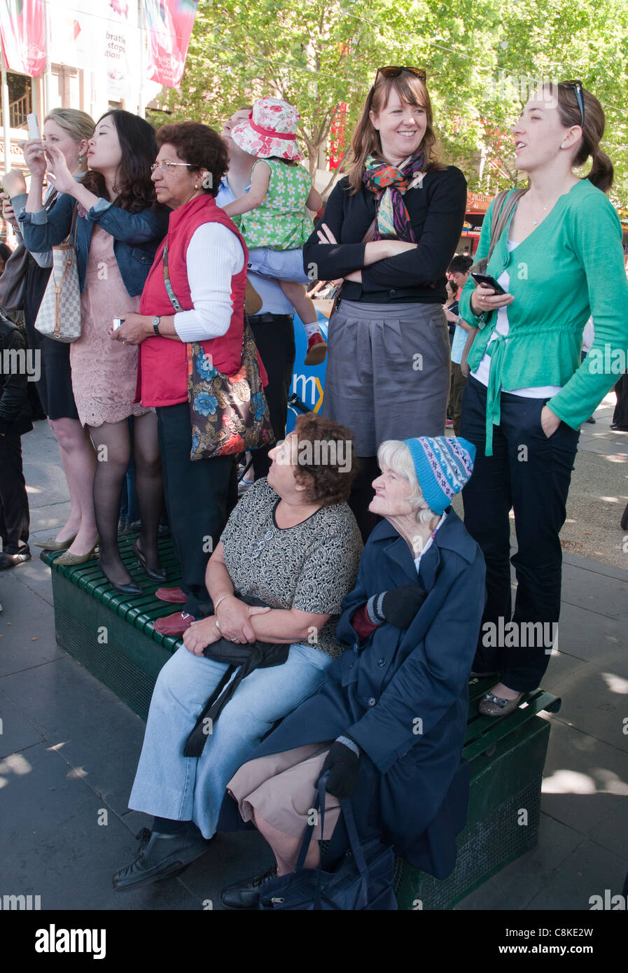 Massen warten außerhalb Flinders Street Station um die Königin während der eintägigen Königlicher Besuch in Melbourne zu sehen Stockfoto