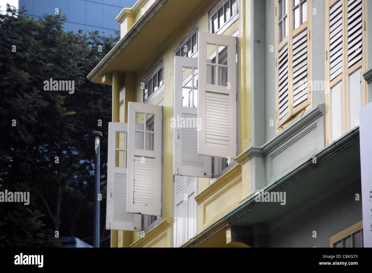 Fensterläden auf alte traditionelle Gebäude, Chinatown, Singapur. Stockfoto