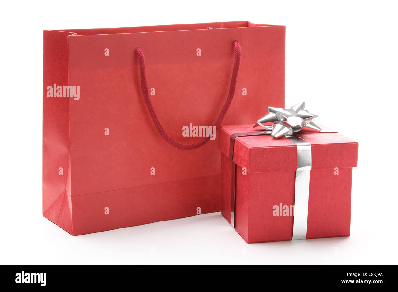 Geschenktüte und Geschenk-Box, die isoliert auf weißem Hintergrund Stockfoto