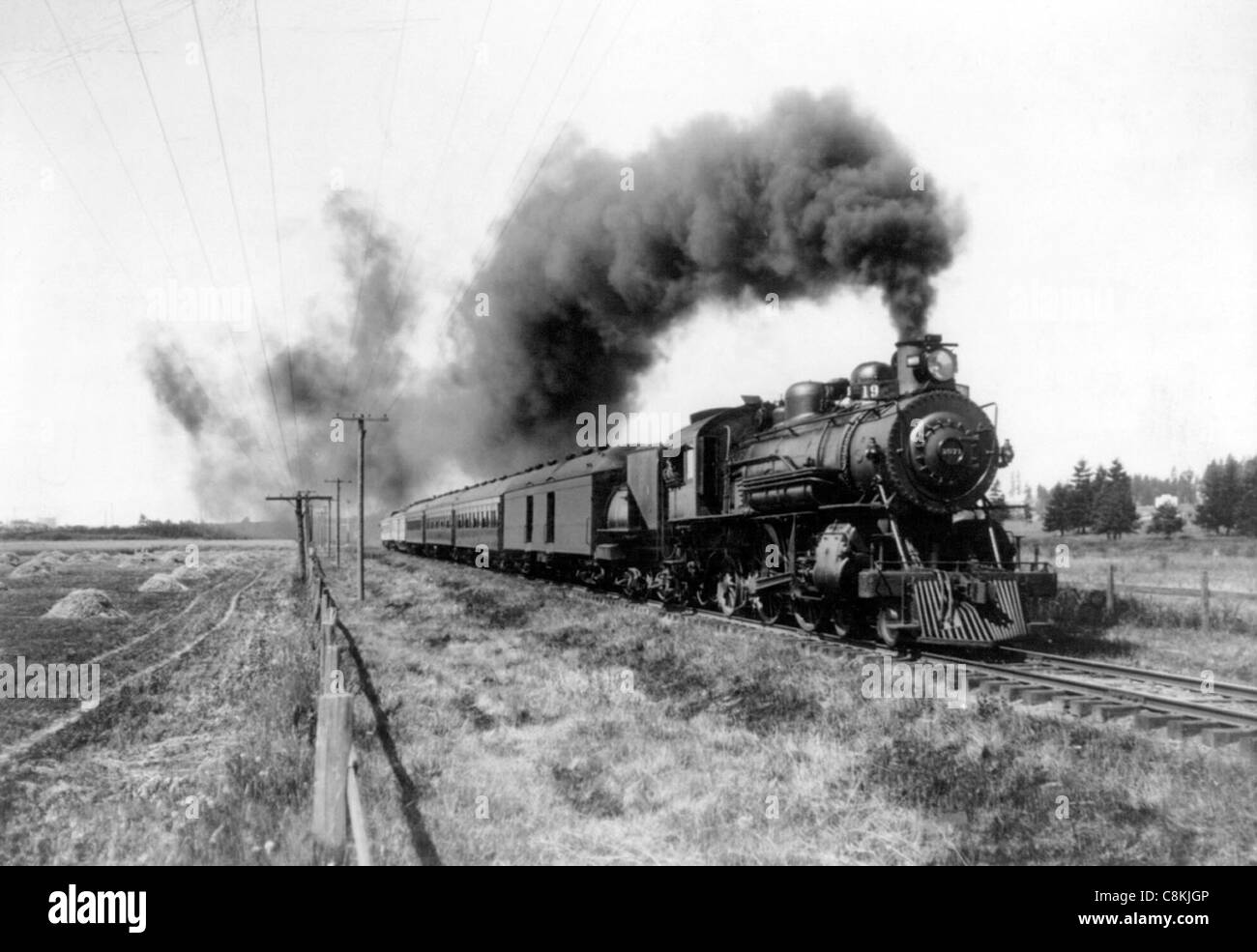 Dampfzug bewegt sich die Bahnen um 1900 Stockfoto