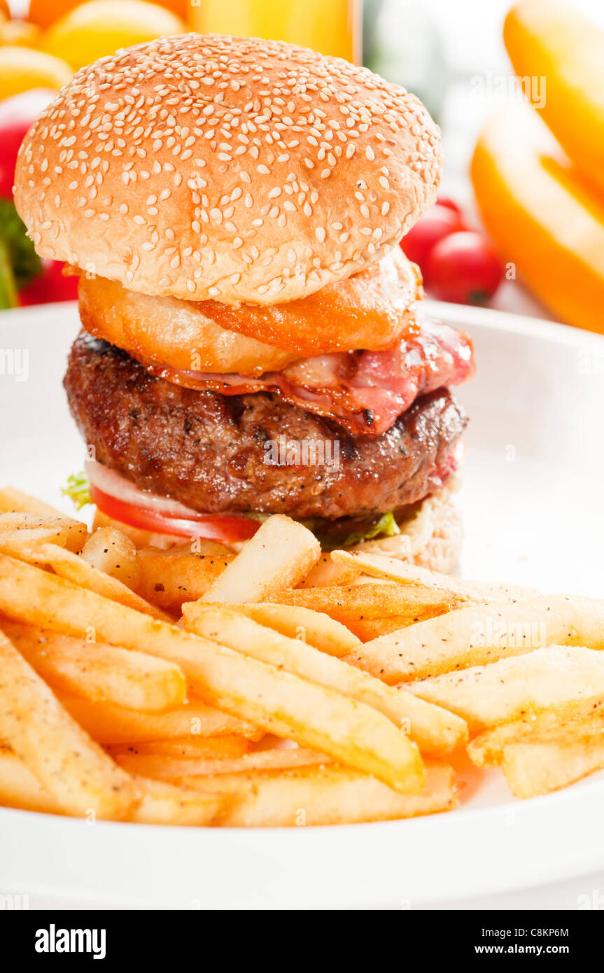 klassische amerikanische Hamburger Sandwich mit Zwiebelringen und Pommes frites, mehr DELICIOUS FOOD ON PORTFOLIO Stockfoto