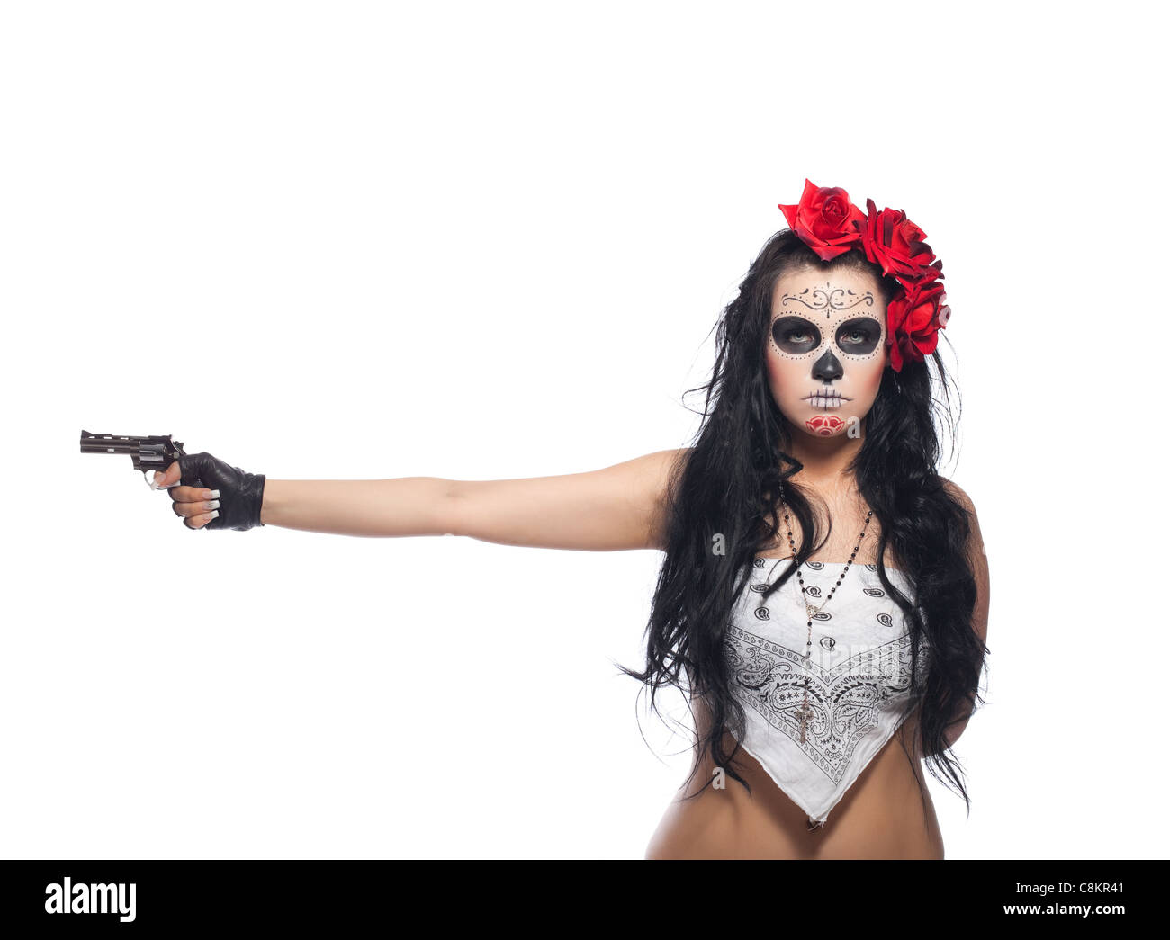 Frau mit Rosen trägt verkleidet für Allerseelen mit Pistole isoliert Stockfoto