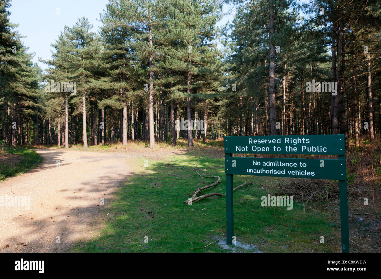 Kein Eintritt Zeichen auf einem Waldweg an der Sincks Wald in Thetford Chase, Norfolk, England Stockfoto