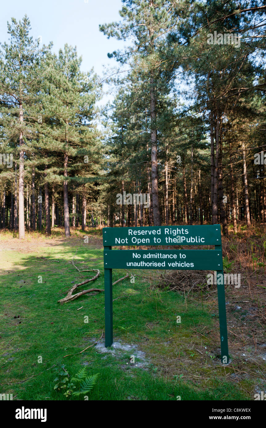 Kein Eintritt Zeichen auf einem Waldweg an der Sincks Wald in Thetford Chase, Norfolk, England Stockfoto