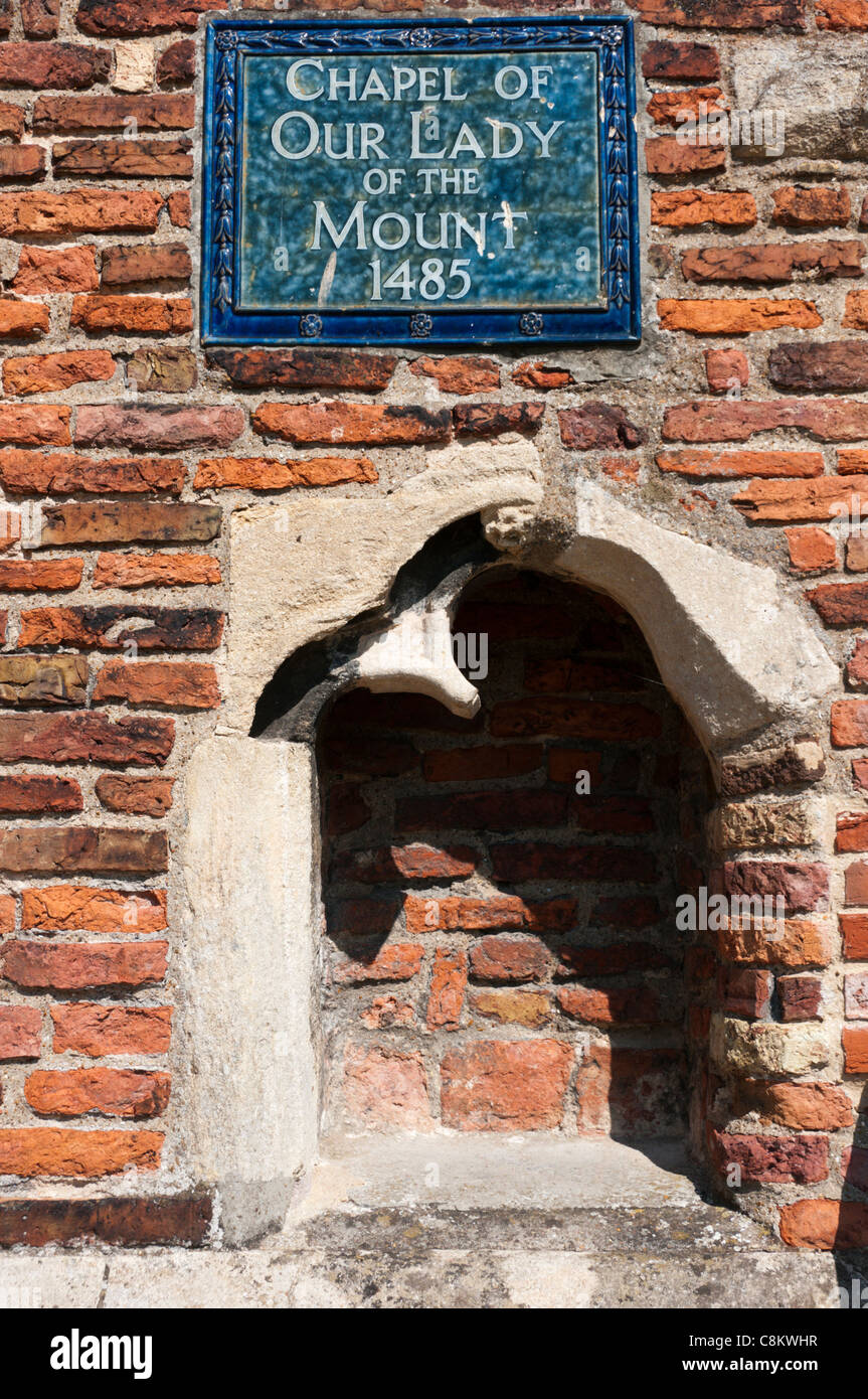 Zeichen neben Nische in Red befestigen Kapelle, eine mittelalterliche am Wegesrand Kapelle auf einem Pilgerweg in The Walks, King's Lynn, Norfolk Stockfoto