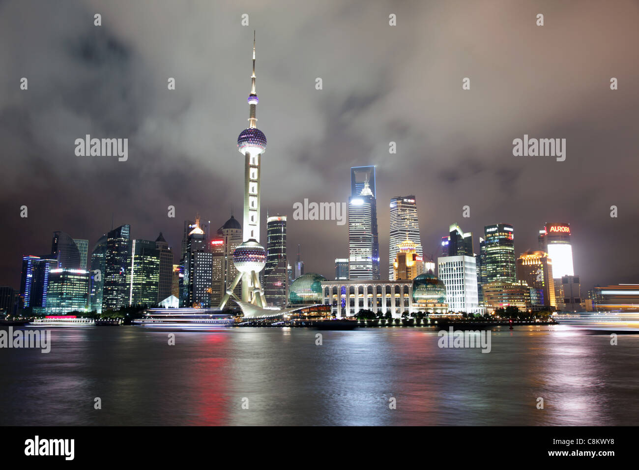 China. Shanghai. Moderne Gebäude im Bereich Pudong und Huangpu-Fluss Stockfoto