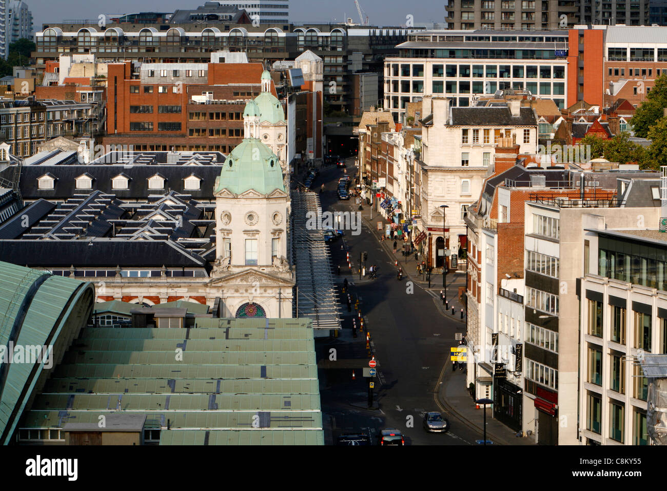 Erhöhten Blick auf West Smithfield läuft neben Smithfield Market, City of London, UK Stockfoto