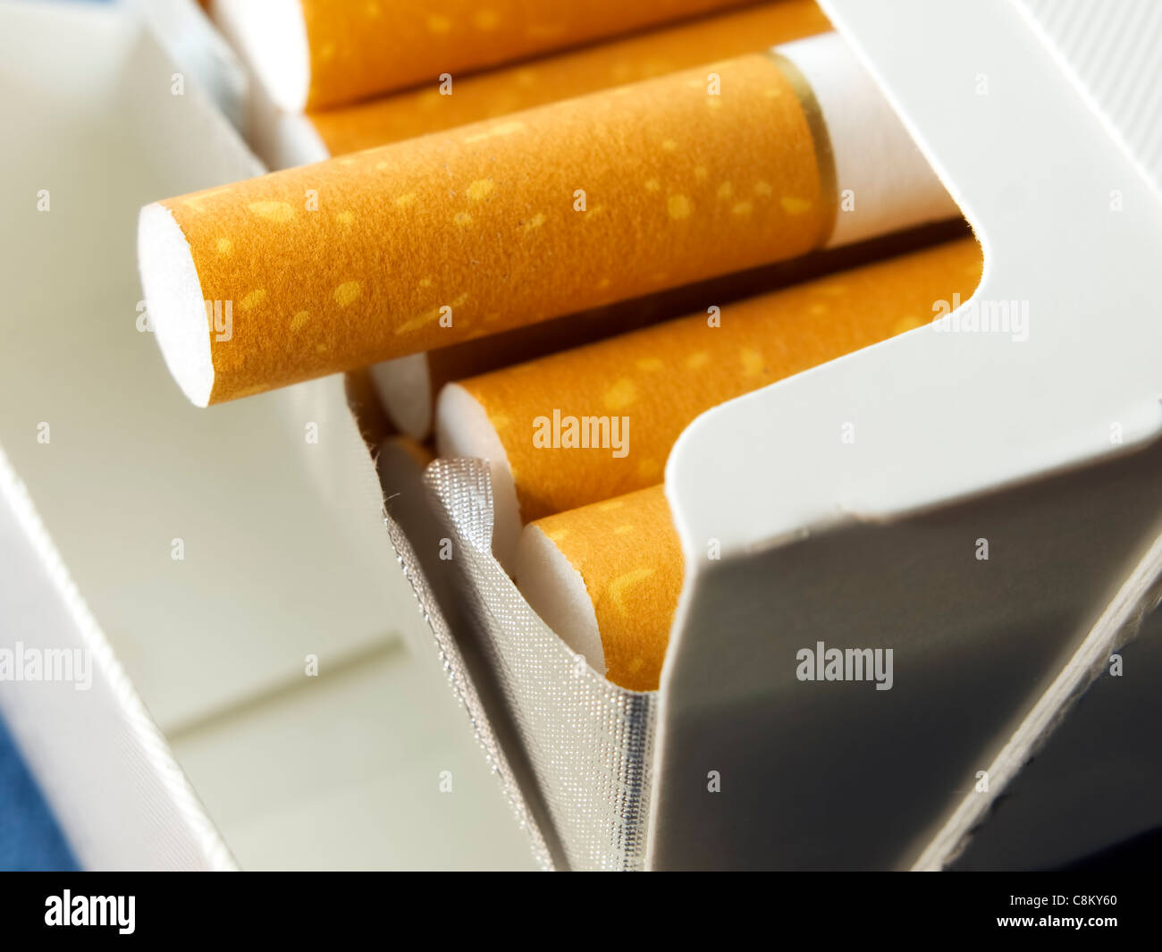 Detailansicht auf eine offene Packung Zigaretten. Stockfoto